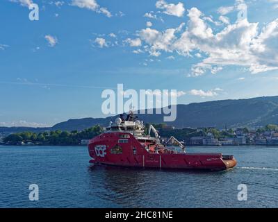 Lo Skandi Iceman, una nave norvegese registrata Offshore Supply e Tug con partenza dal porto di Bergen in un giorno di giugno soleggiato. Foto Stock