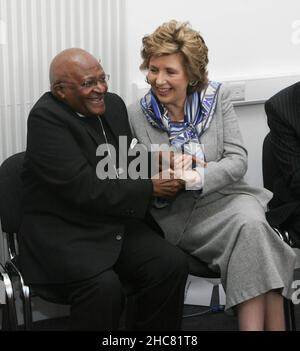 La foto del file datata 17/02/09 dell'Arcivescovo Desmond Tutu e del Presidente Mary McAleese all'apertura della Sala della Musica presso la Scuola superiore di St Joseph a Ballymun.Desmond Tutu, l'attivista vincitore del Premio Nobel per la Pace per la giustizia razziale e i diritti LGBT, è morto all'età di 90 anni. Era stato curato in ospedale più volte dal 2015, dopo essere stato diagnosticato con il cancro della prostata nel 1997. Data di emissione: Domenica 26 dicembre 2021. Foto Stock