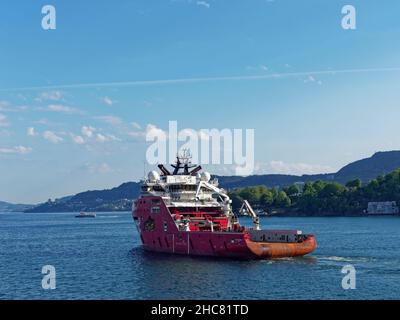 Lo Skandi Iceman, una nave norvegese registrata Offshore Supply e Tug che partirà da Bergen Harbour in una giornata limpida di giugno Foto Stock