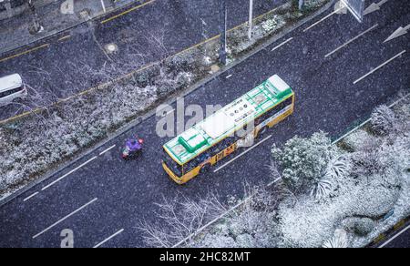 Guiyang, provincia cinese di Guizhou. 26th Dic 2021. Un autobus corre nella neve a Guiyang City, provincia cinese sud-occidentale di Guizhou, 26 dicembre 2021. Credit: Tao Liang/Xinhua/Alamy Live News Foto Stock