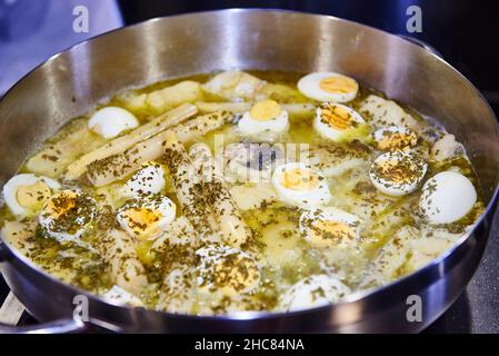 Casseruola di nasello in salsa verde con asparagi e uova Foto Stock