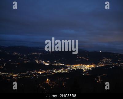 Panorama notturno dalla Madonna della Guardia votiva offrendo santuario sulla collina genovese cattedrale ex voto votivo Foto Stock