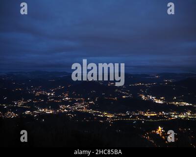 Panorama notturno dalla Madonna della Guardia votiva offrendo santuario sulla collina genovese cattedrale ex voto votivo Foto Stock