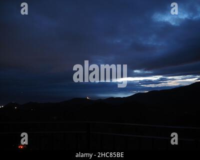 Panorama notturno dalla Madonna della Guardia votiva offrendo santuario sulla collina genovese cattedrale ex voto votivo Foto Stock