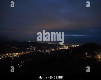 Panorama notturno dalla Madonna della Guardia votiva offrendo santuario sulla collina genovese cattedrale ex voto votivo Foto Stock