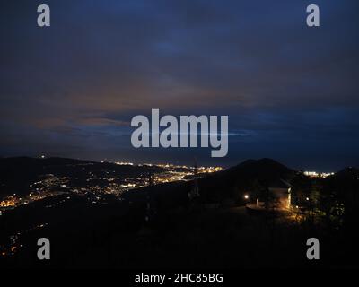 Panorama notturno dalla Madonna della Guardia votiva offrendo santuario sulla collina genovese cattedrale ex voto votivo Foto Stock