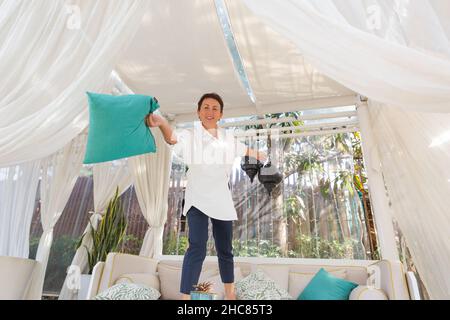 Donna anziana attiva e felice, salta e felice Foto Stock
