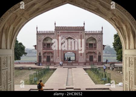 Ingresso del mausoleo Itmad-ud-Daula ad Agra Foto Stock