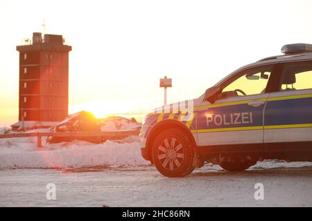 Schierke, Germania. 26th Dic 2021. Le forze di polizia controllano la folla di visitatori sul Brocken. Il giorno di Santo Stefano, molti visitatori e turisti hanno salito il Brocken per vedere l'alba. Credit: dpa/dpa-Zentralbild/dpa/Alamy Live News Foto Stock