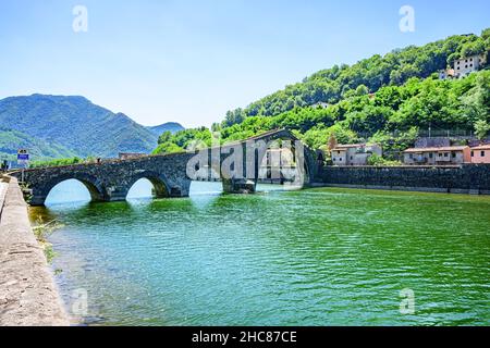 Ponte della Maddalena, storico ponte ad arco in pietra, è un ponte sul fiume Serchio nei pressi delle città di Borgo e Mozzana in provincia italiana di Lu Foto Stock