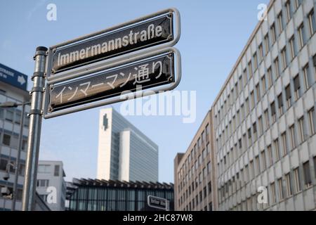 Duesseldorf, Germania, 11 dicembre 2021, Immermannstrasse è l'arteria principale del quartiere giapponese "Little Tokyo" di Düsseldorf e come tale ha ricevuto un'ulteriore segnaletica stradale in giapponese Foto Stock