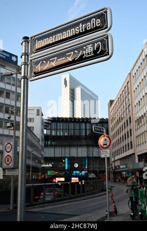 Duesseldorf, Germania, 11 dicembre 2021, Immermannstrasse è l'arteria principale del quartiere giapponese "Little Tokyo" di Düsseldorf e come tale ha ricevuto un'ulteriore segnaletica stradale in giapponese Foto Stock