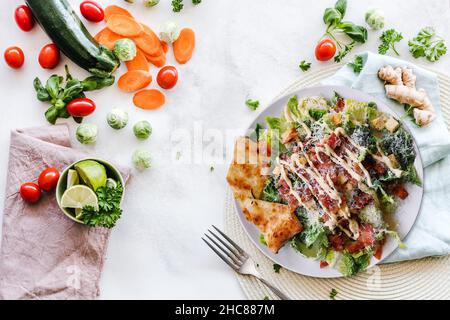 carne con insalata su tavola di legno concetto di nutrizione Foto Stock