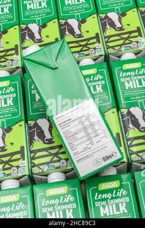 Shot di etichetta nutrizionale di scatola di latte parzialmente scremato in UHT a lunga durata in etichetta ASDA. Per i prodotti alimentari britannici, l'industria lattiero-casearia del Regno Unito, la produzione di latte nel Regno Unito. Foto Stock