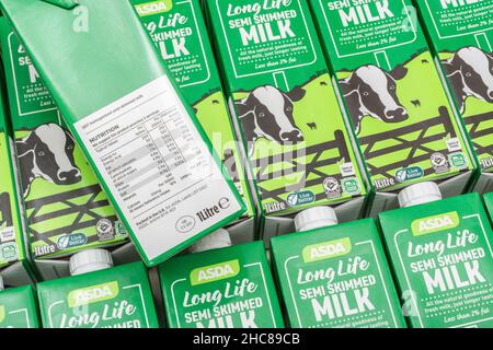 Shot di etichetta nutrizionale di scatola di latte parzialmente scremato in UHT a lunga durata in etichetta ASDA. Per i prodotti alimentari britannici, l'industria lattiero-casearia del Regno Unito, la produzione di latte nel Regno Unito. Foto Stock