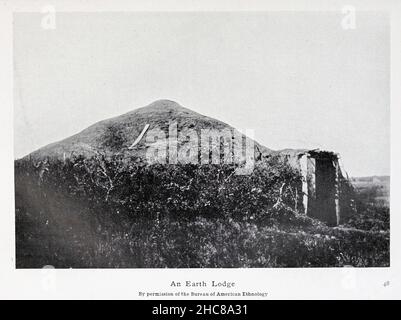 An Earth Lodge from the Book ' The Miths of the North American Indians ' di Lewis Spence, pubblicato a Londra da George G. Harrap & Company nel 1912 Foto Stock