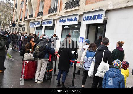 Parigi, Francia. 26th dicembre 2021. Fila davanti ai Laboratori analitici e alle farmacie per effettuare i test Covid 19 a Parigi, Francia, il 26 dicembre 2021. Foto di Lionel Urman / ABACAPRESS.COM Credit: Abaca Press/Alamy Live News Foto Stock