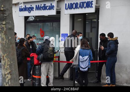 Parigi, Francia. 26th dicembre 2021. Fila davanti ai Laboratori analitici e alle farmacie per effettuare i test Covid 19 a Parigi, Francia, il 26 dicembre 2021. Foto di Lionel Urman / ABACAPRESS.COM Credit: Abaca Press/Alamy Live News Foto Stock