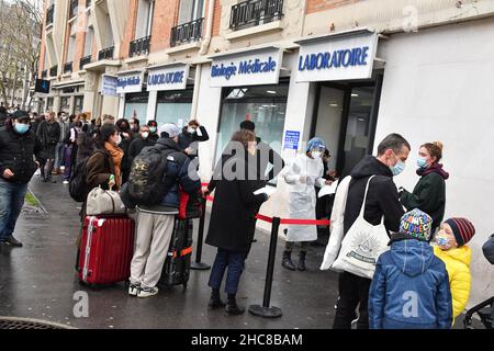 Parigi, Francia. 26th dicembre 2021. Fila davanti ai Laboratori analitici e alle farmacie per effettuare i test Covid 19 a Parigi, Francia, il 26 dicembre 2021. Foto di Lionel Urman / ABACAPRESS.COM Credit: Abaca Press/Alamy Live News Foto Stock