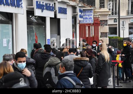 Parigi, Francia. 26th dicembre 2021. Fila davanti ai Laboratori analitici e alle farmacie per effettuare i test Covid 19 a Parigi, Francia, il 26 dicembre 2021. Foto di Lionel Urman / ABACAPRESS.COM Credit: Abaca Press/Alamy Live News Foto Stock