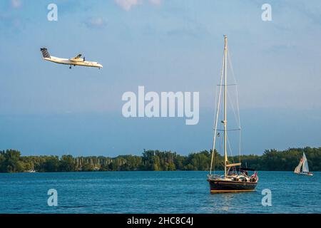 Toronto, Canada - 1 luglio 2015: Atterraggio dell'aereo dell'elica nell'aeroporto di Porter a Toronto durante il giorno del Canada. L'aereo sta atterrando sopra il lago. Un piccolo s Foto Stock