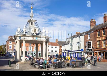 IL MERCATO CROSS e caffè SUL MERCATO SABATO nella città mercato di Beverley Yorkshire East Riding of Yorkshire Inghilterra GB Europe Foto Stock