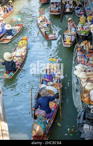 Il mercato galleggiante di Damnoen Saduak nella provincia di Ratchaburi è il più famoso mercato galleggiante in Thailandia. Foto Stock