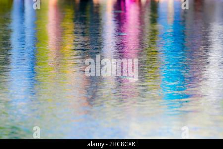 Riflessi colorati in acqua Foto Stock