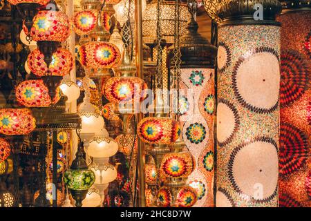 Lampada a mosaico tradizionale turca o marocchina. Lampada colorata in vetro colorato sullo sfondo del negozio di souvenir sfocato con spazio per le copie. Popolare Foto Stock