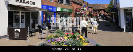 La strada principale nella città di Crewe, Cheshire, Inghilterra, Regno Unito Foto Stock