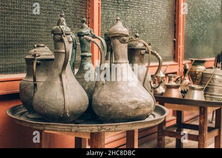 Vintage orientale tradizionale caraffe cooper o caraffe d'acqua - shopping al Grand Bazaar. Souvenir tradizionali da portare dalla Turchia. Pulci orientali Foto Stock