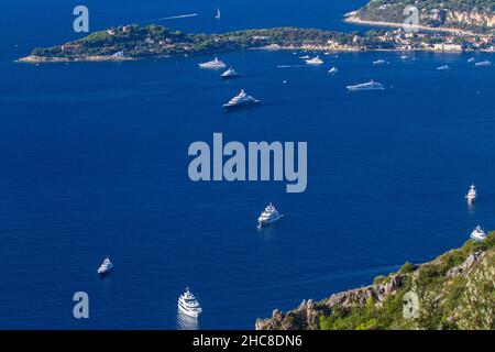 Il villaggio artistico Eze guardando giù su Saint-Jean-Cap-Ferrat. Foto Stock