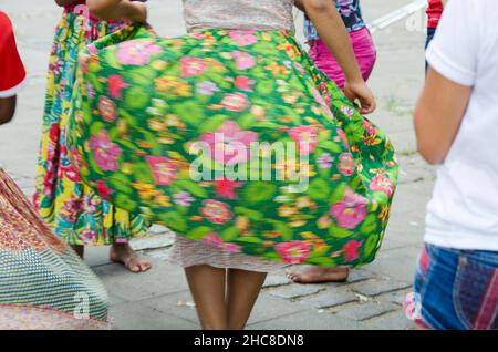 Salvador, Bahia, Brasile - 06 dicembre 2015: Donne che ballano la tradizionale samba de roda di Bahia con abiti colorati. Salvador, Bahia, Brasile. Foto Stock