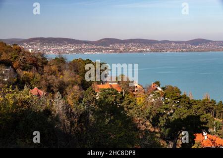 La città di Tihany (e cimitero) Lago Balaton sullo sfondo, Ungheria Foto Stock