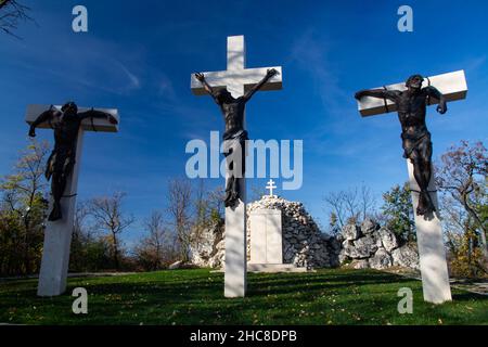 La città di Tihany (e cimitero) Lago Balaton sullo sfondo, Ungheria Foto Stock