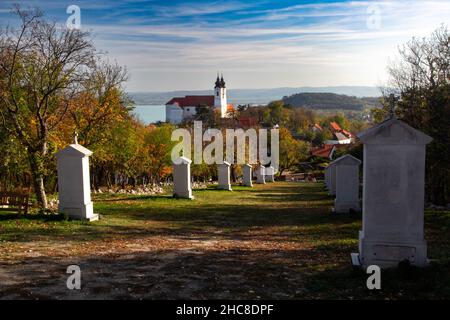 La città di Tihany (e cimitero) Lago Balaton sullo sfondo, Ungheria Foto Stock