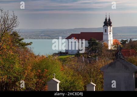 La città di Tihany (e cimitero) Lago Balaton sullo sfondo, Ungheria Foto Stock