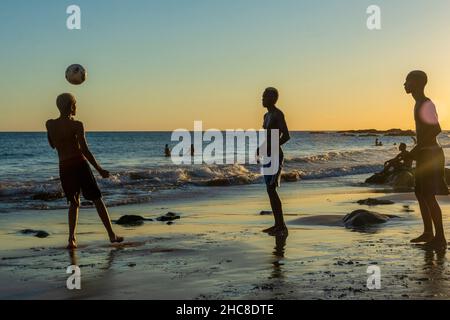 Salvador, Bahia, Brasile - 08 gennaio 2020: Giovani che giocano a calcio di sabbia al tramonto sulla spiaggia di Ondina a Salvador, Bahia, Brasile. Foto Stock