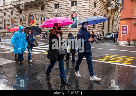 ROMA, ITALIA. 26 dicembre 2021 pedoni riparati con ombrelloni in una giornata di docce persistenti a Roma come gli esperti prevedono che il maltempo continuerà nel periodo natalizio colpendo molte parti d'Italia. Credit: amer Ghazzal/Alamy Live News Foto Stock