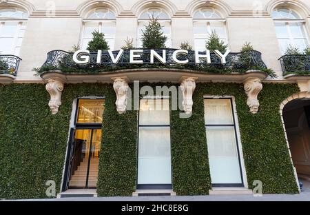 Parigi, Francia-23 dicembre 2021 : sede della Givenchy e negozio decorato per Natale in viale Montaigne . Givenchy è un marchio di lusso Foto Stock