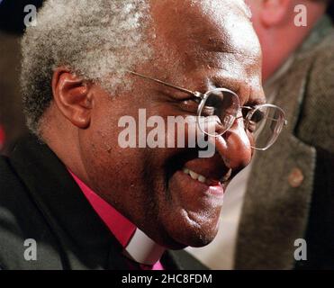 FOTO DI NOTIZIE DEGLI STATI UNITI DI KRT PER L'USO CON LE STORIE RELATIVE FOTOGRAFIA DI KRT DA JOE ODEN/ST. PAUL PIONEER PRESS (KRT107 - 9 febbraio) l'Arcivescovo sudafricano Desmond Tutu è onorato al raduno mattutino alla Chiesa presbiteriana di Westminster a Minneapolis, Minnesota, lunedì 8 febbraio 1999. (SP) PL KD BL Credit: Sipa USA/Alamy Live News Foto Stock