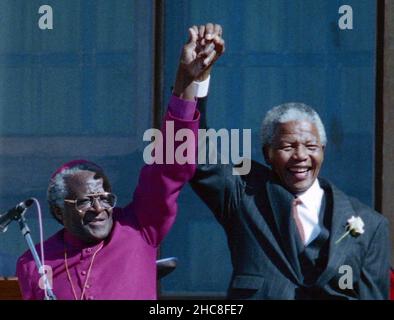 Nelson Mandela, a destra, tiene le mani con il vescovo Desmond Tutu a Città del Capo, in Sudafrica, in un'immagine di 1994. Mandela morì giovedì 5 dicembre 2013. (Foto di Jerry Holt/Minneapolis Star Tribune/MCT/Sipa USA) Credit: Sipa USA/Alamy Live News Foto Stock