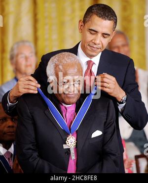 Washington, Stati Uniti. 12th ago 2009. Il Presidente Barack Obama assegna la Medaglia presidenziale della libertà all'Arcivescovo emerito Desmond Mpilo Tutu durante una cerimonia alla Casa Bianca di Washington, DC, mercoledì 12 agosto 2009. (Foto di Olivier Douliery/Abaca Press/MCT/Sipa USA) Credit: Sipa USA/Alamy Live News Foto Stock