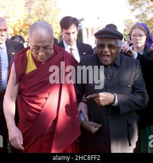 KRT US NOTIZIE STORIA LENTA: NOBEL KRT FOTOGRAFIA DA CHUCK KENNEDY (KRT9) CHARLOTTESVILLE, VA., 5 NOVEMBRE 1998 -- L'Arcivescovo Desmond Tutu, a destra, del Sud Africa e sua Santità, il Dalai lama cammina lungo il prato all'Università della Virginia, dove partecipano giovedì alla Conferenza dei Premi Nobel per la Pace dell'Università. Otto premi Nobel per la pace si riuniscono in una conferenza senza precedenti che gli organizzatori sperano solleveranno questioni difficili in un periodo di molteplici conflitti globali. (Foto di KRT) AP PL BL KD 1998 (Sq.) (Foto aggiuntive disponibili su KRT Direct, KRT/PressLink o su Foto Stock
