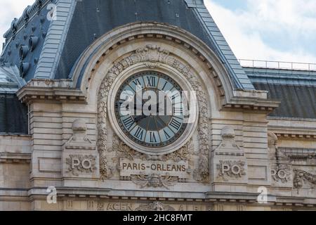 Vista dell'orologio a muro nel Museo D'Orsay. D'Orsay è un museo a Parigi, in Francia, sulla riva sinistra della Senna. Foto Stock