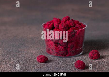 Semi di Baobab ricoperti di zucchero glassato e in polvere - dolci tradizionali della Tanzania e dell'isola di Zanzibar Foto Stock