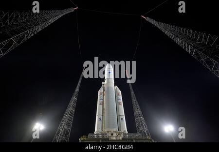 Il razzo Ariane 5 di Arianespace con il telescopio spaziale James Webb della NASA a bordo, è visto al trampolino di lancio, giovedì 23 dicembre 2021, presso lo Spaceport europeo, Il Centro spaziale della Guiana a Kourou, Guyana Francese. Il telescopio spaziale James Webb (a volte chiamato JWST o Webb) è un grande telescopio a infrarossi con uno specchio primario da 21,3 metri (6,5 piedi). L'osservatorio studierà ogni fase della storia cosmica, dall'interno del nostro sistema solare alle galassie osservabili più lontane dell'universo primitivo. Credito obbligatorio: Fattura Ingalls/NASA via CNP /MediaPunch Foto Stock