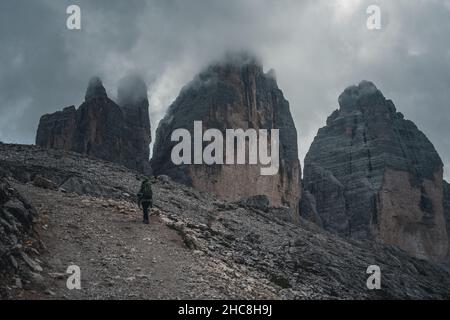 Girl trekking di fronte alle tre cime di lavaredo nelle Dolomiti Foto Stock