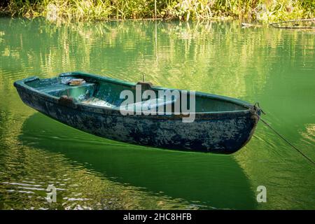 Un vecchio kayak dipinto in un fiume nella zona protetta di la Arboleda, Matanzas, Cuba Foto Stock