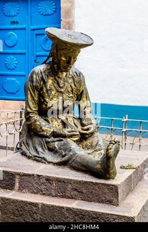 Scultura di seduta donna Inca in abito tradizionale, Cusco, Valle Sacra, Perù Foto Stock